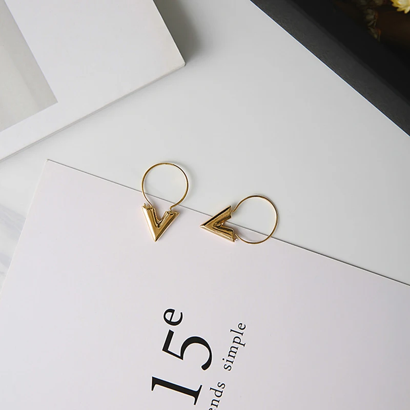 SRCOI новые модные серьги с буквами V висячие золотого цвета геометрическим узором