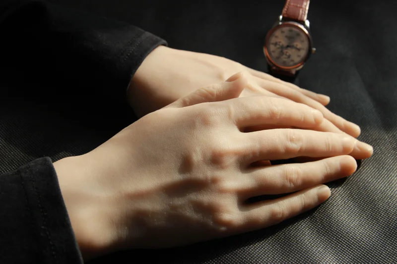 Одна пара реалистичных силиконовых манекен для мужчин колец ювелирных изделий