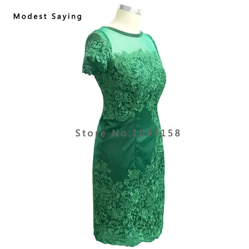 Элегантное темно зеленое кружевное платье футляр с коротким рукавом для матери