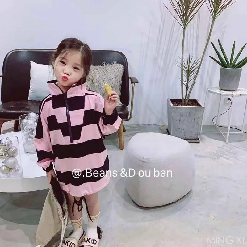 Пуловер для девочек в полоску с капюшоном на молнии круглым вырезом весна 2020 |