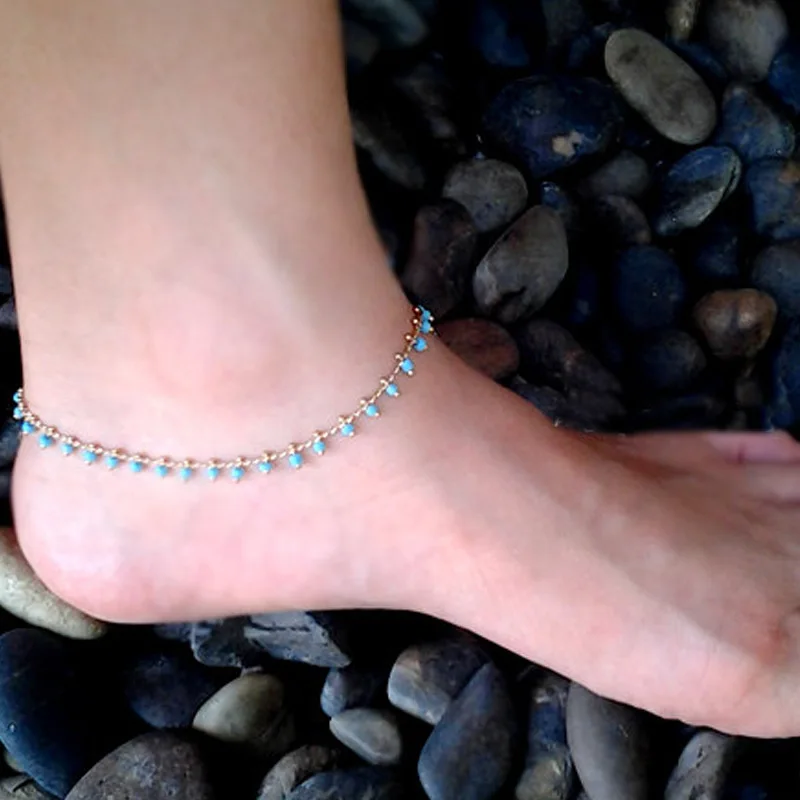 Браслет на ногу женский с зелеными бусинами анклет кисточками модная летняя