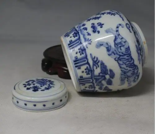 Китайская старая фарфоровая банка Ming chenghua с голубым и белым рисунком тигра