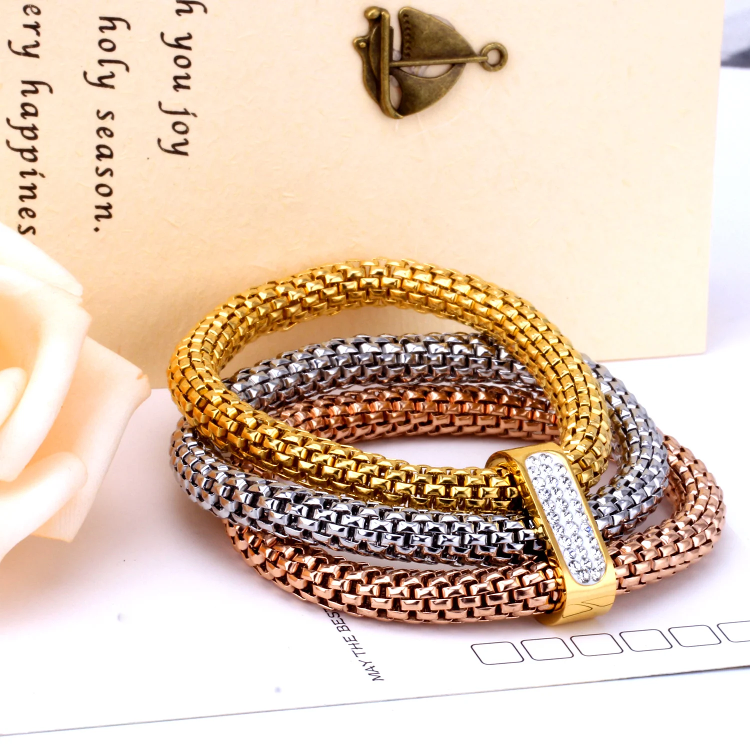 Роскошный браслет цепочка в виде змеи и с круглым кристаллом золотого