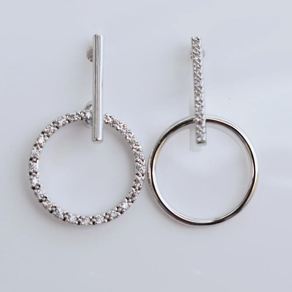 Круглые асимметричные серьги с фианитом гвоздики геометрической формы для