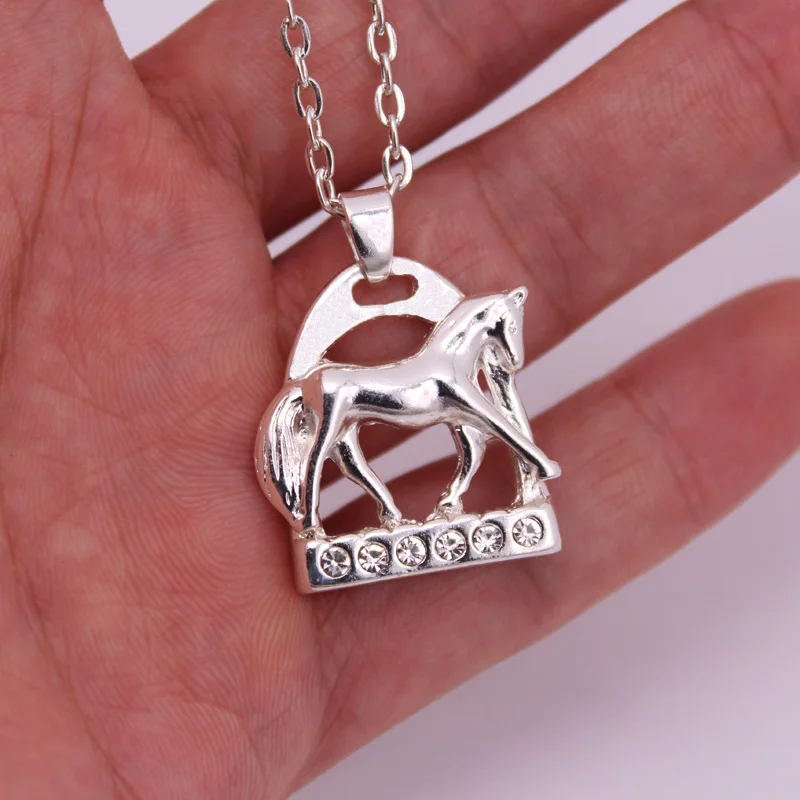 Ожерелье с подвеской в виде лошади кристаллами два цвета | Украшения и аксессуары