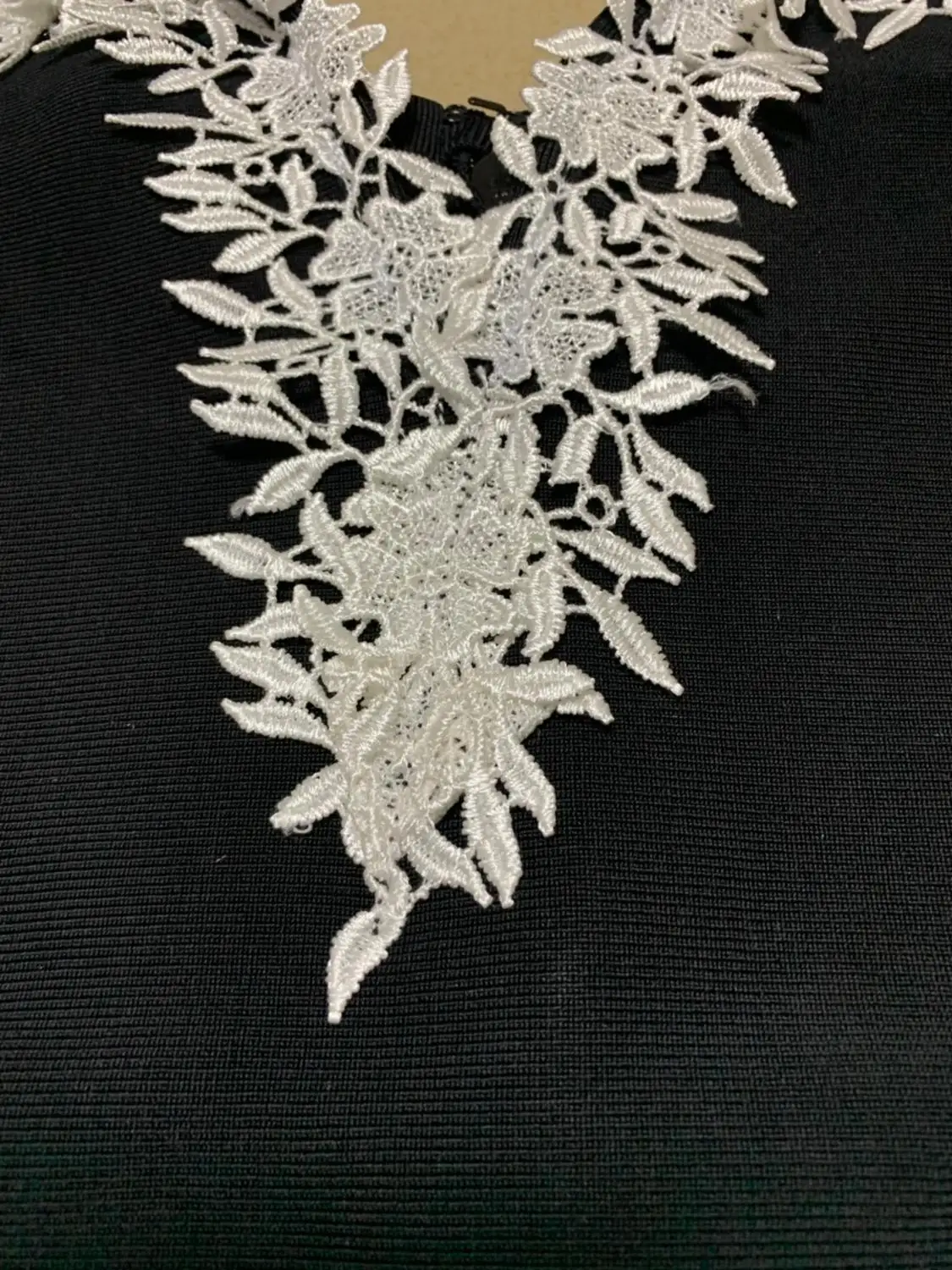 Черный боди с вышивкой и v-образным вырезом на тонких бретелях летние женские 2019