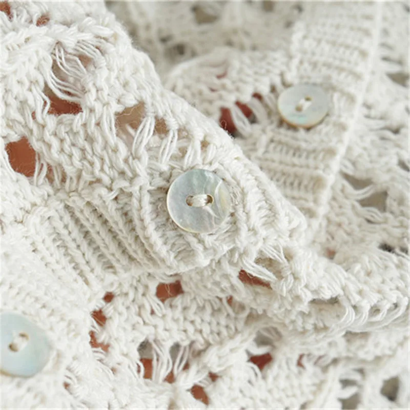 Свитер женский белый с длинным рукавом на кнопках треугольным вырезом большие