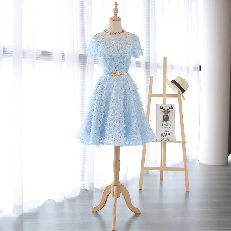 Бальное платье с круглым вырезом и коротким рукавом светло голубое кружевное