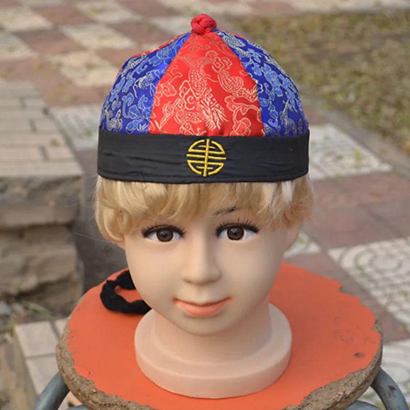 принц уильям в шляпе. шляпа принца. головной убор принца. золотая шапка. костюм принца для мальчика на новый год.