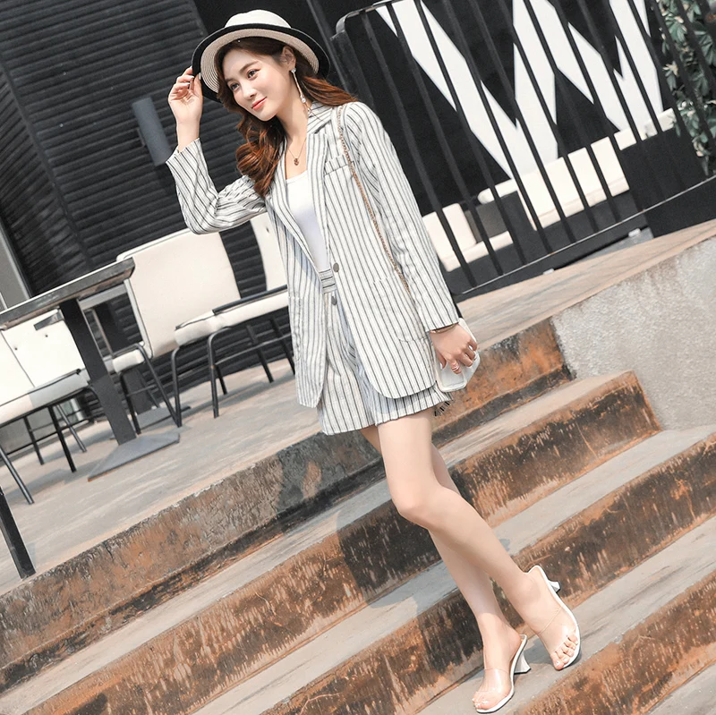 Женский костюм короткий в полоску на одной кнопке блейзер с высокой талией 2 шт.