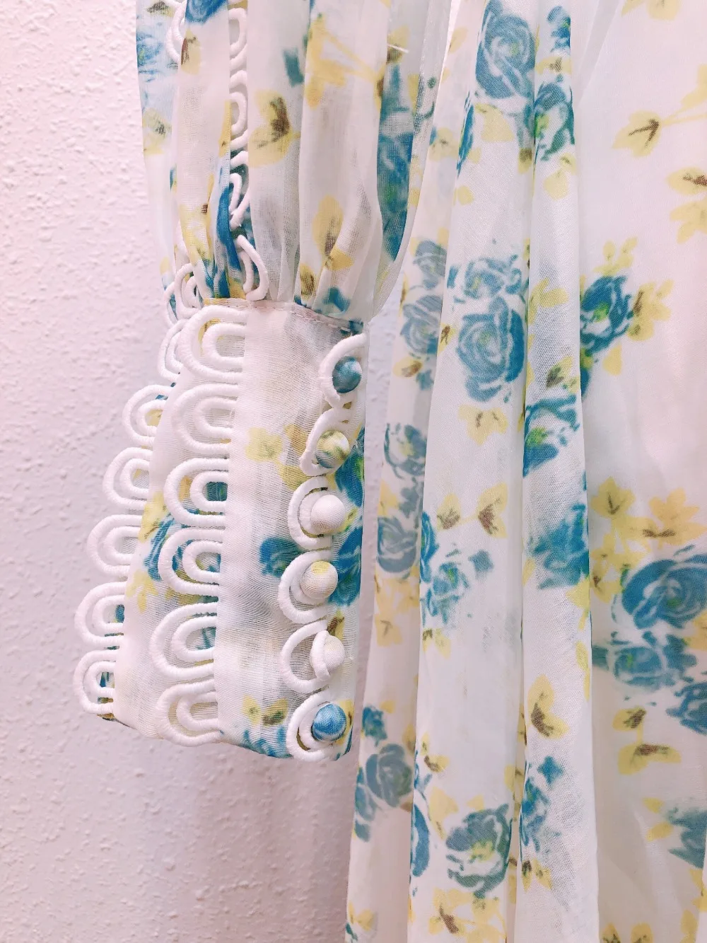 Дизайнер взлетно-посадочной полосы Boho Кнопки Украшенные Кружевной Отделкой