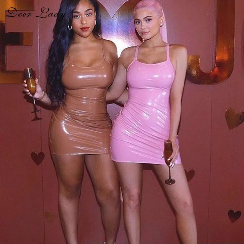 Женское вечернее платье с оленем розовое облегающее на бретельках без рукавов