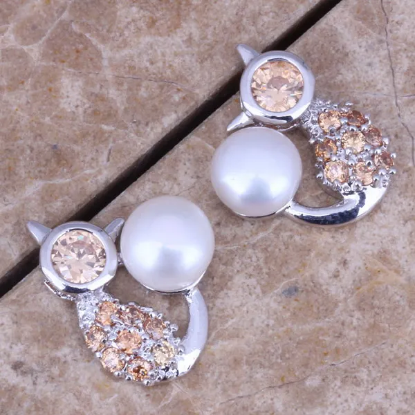 Модные серьги-гвоздики с имитацией жемчуга цвета шампанского и морганита