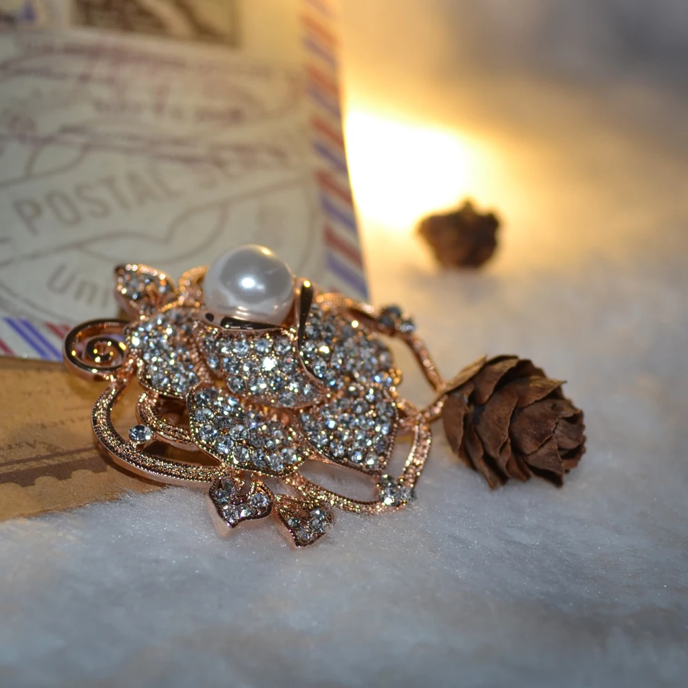 2017 новая мода горный хрусталь жемчуг роза цветок броши корсаж личность булавка