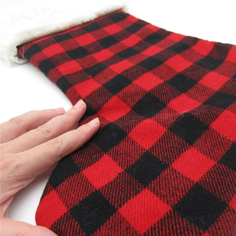 Красная с черной клеткой рождественскими снежно-белыми манжетами из