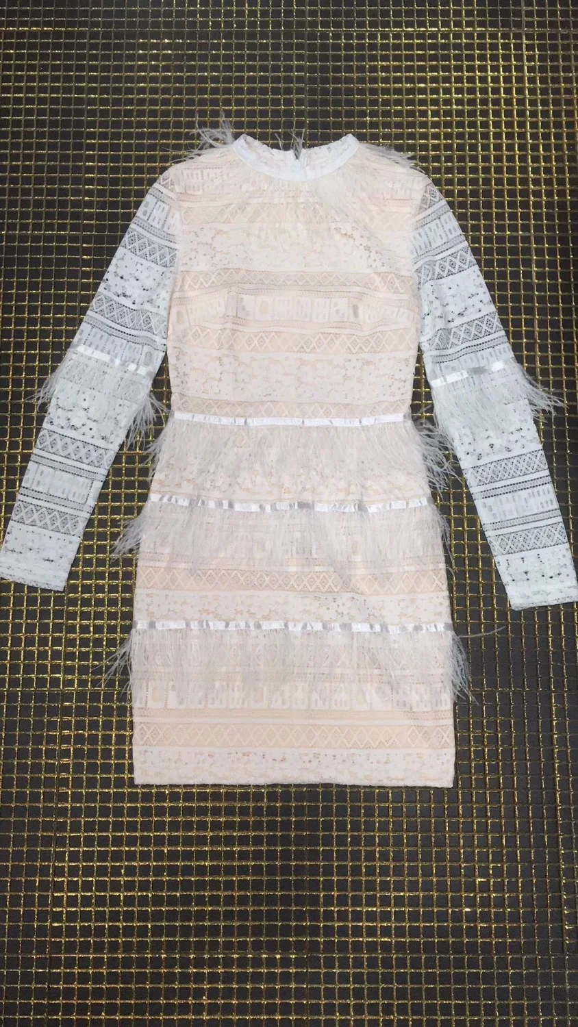 Женское платье с О образным вырезом украшенное перьями длинным рукавом вечернее