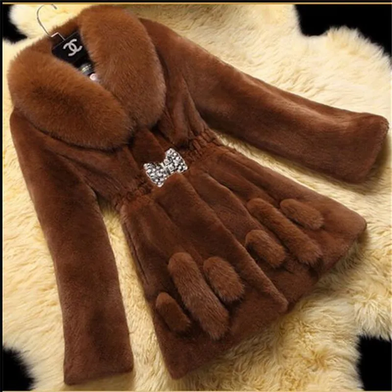 Женская куртка с меховым воротником зимняя облегающая средней длины длинным