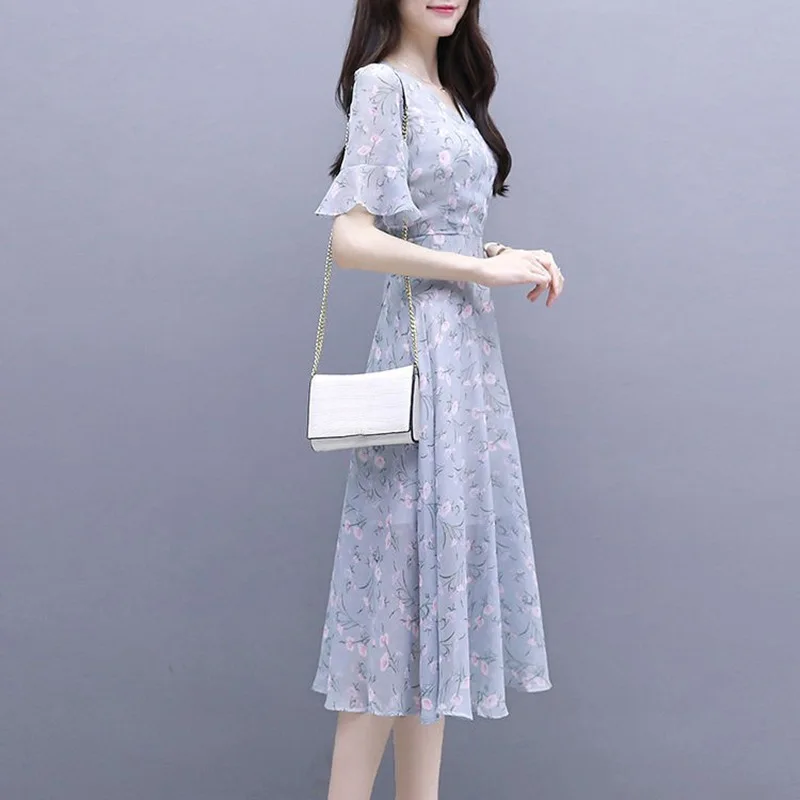 Тонкое летнее платье с v образным вырезом и коротким рукавом женское