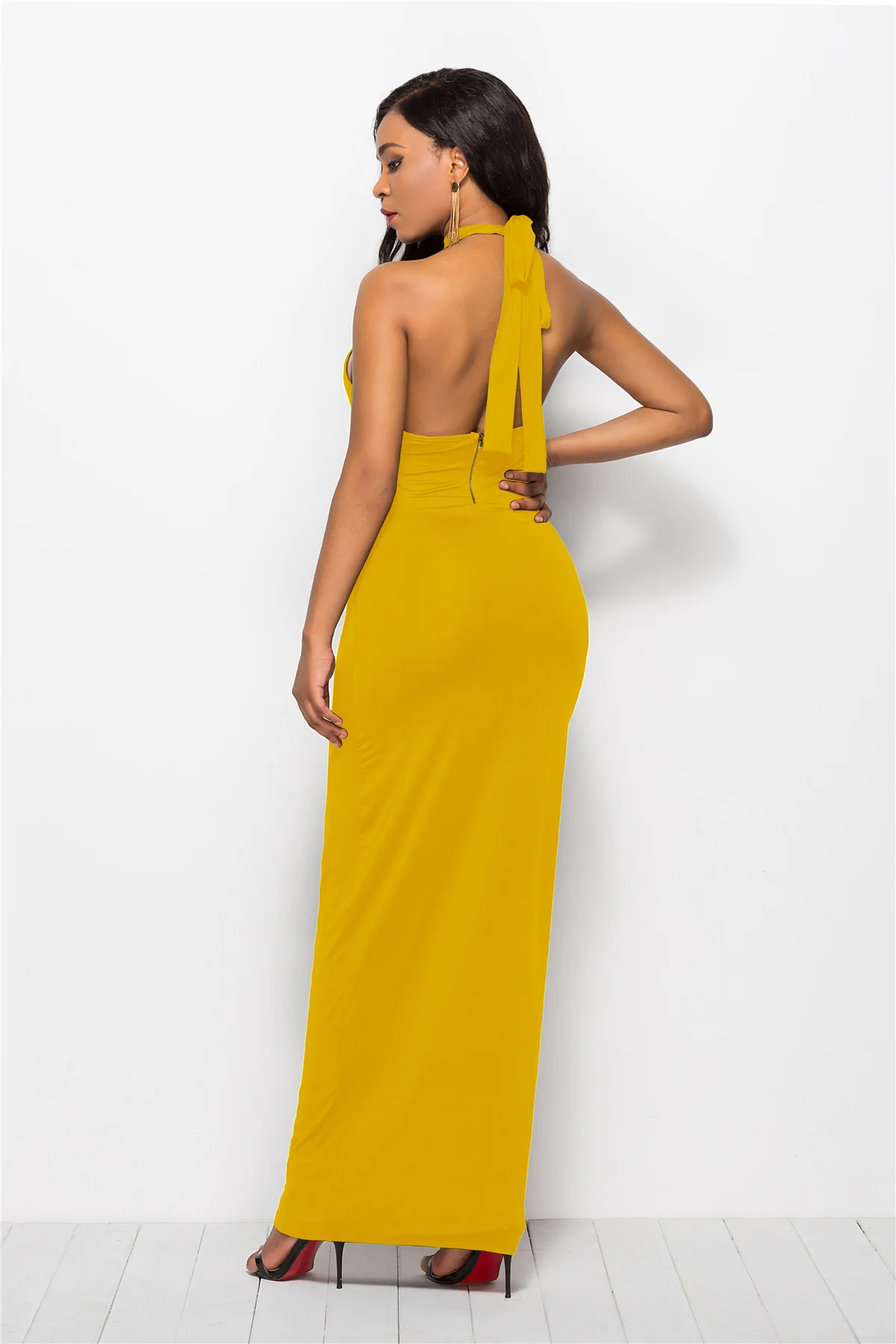 Женское платье без рукавов с лямкой на шее и открытой спиной однотонное