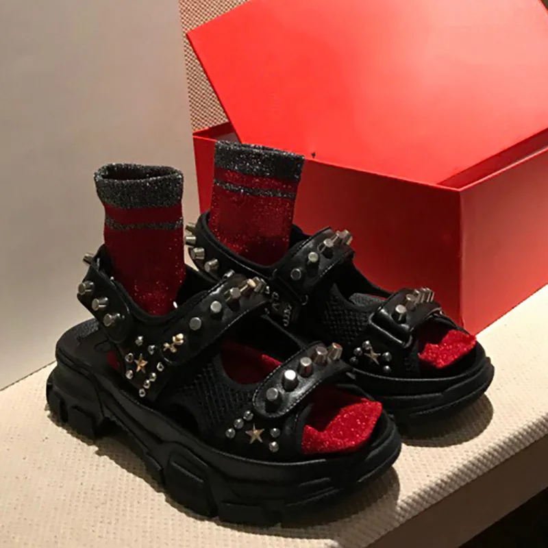 Черный Обувь с заклепками; женские босоножки на платформе; zapatos de mujer; брендовая пляжная обувь с металлическими украшениями; chaussures femme; массивные сандалии; mujer - Цвет: Черный