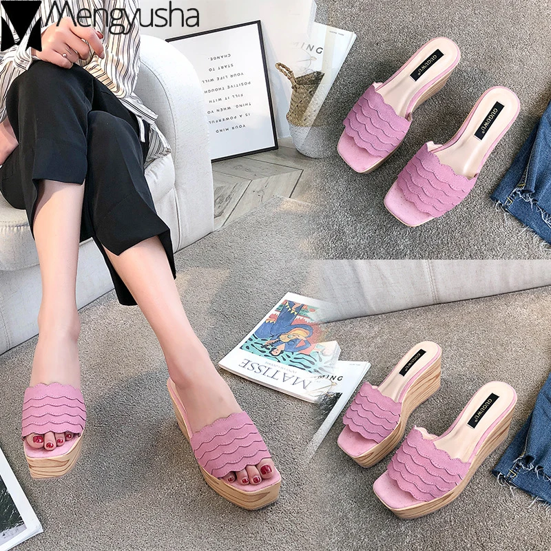 Обувь на платформе женские шлепанцы танкетке с оборками летние однотонные