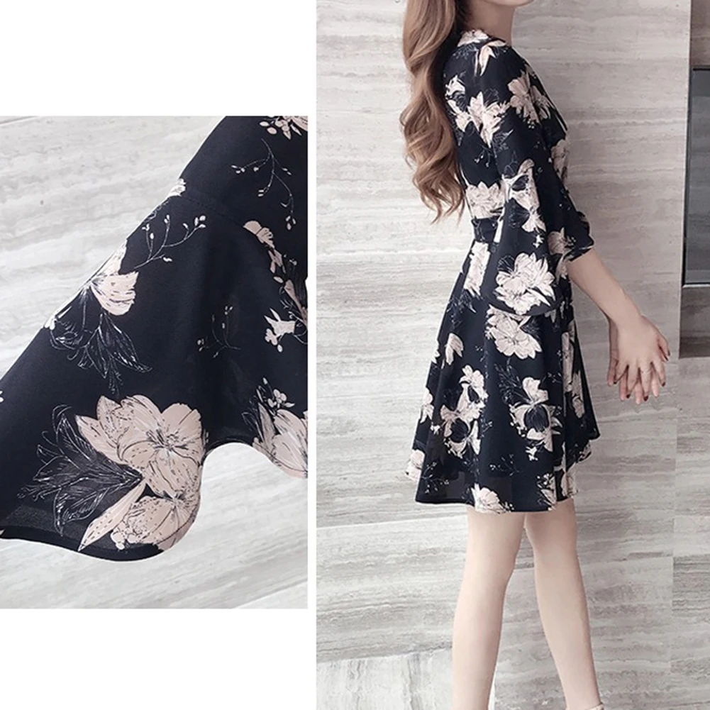 Женское винтажное мини платье черное облегающее с цветочным принтом и рукавом 3/4