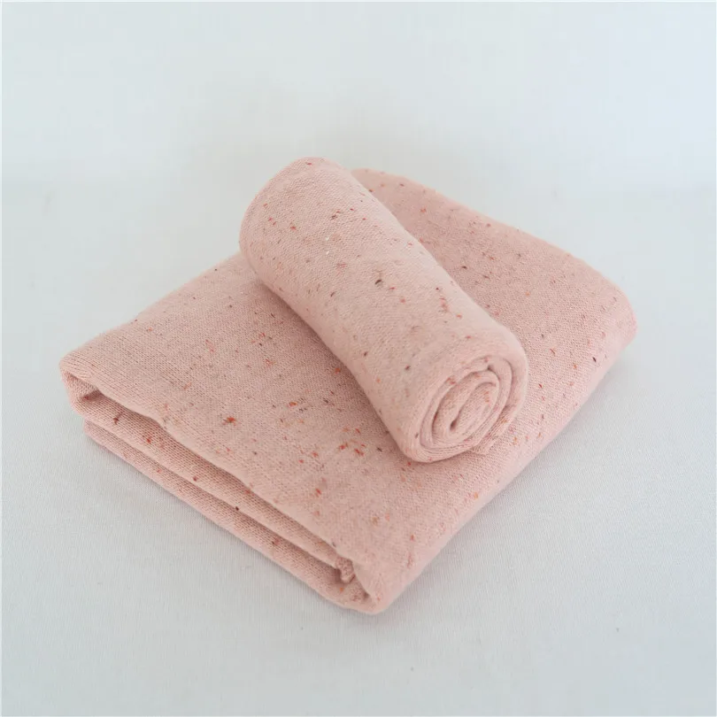 Серый тканевый фон для новорожденных мальчиков с изображением позирующих мешков