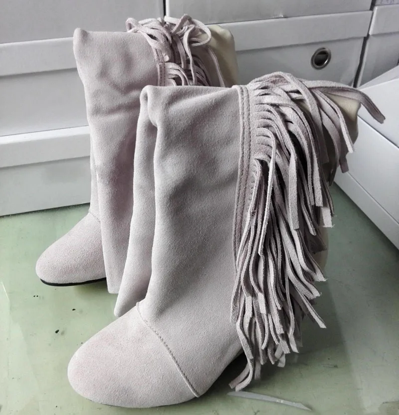 Женские сапоги до колена из натуральной замши с бахромой на танкетке острым