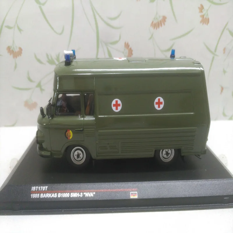 Винтажная военная машина скорой помощи 1/43 IST 170T BARKAS B1000 SMH 3 NVA 1985| |