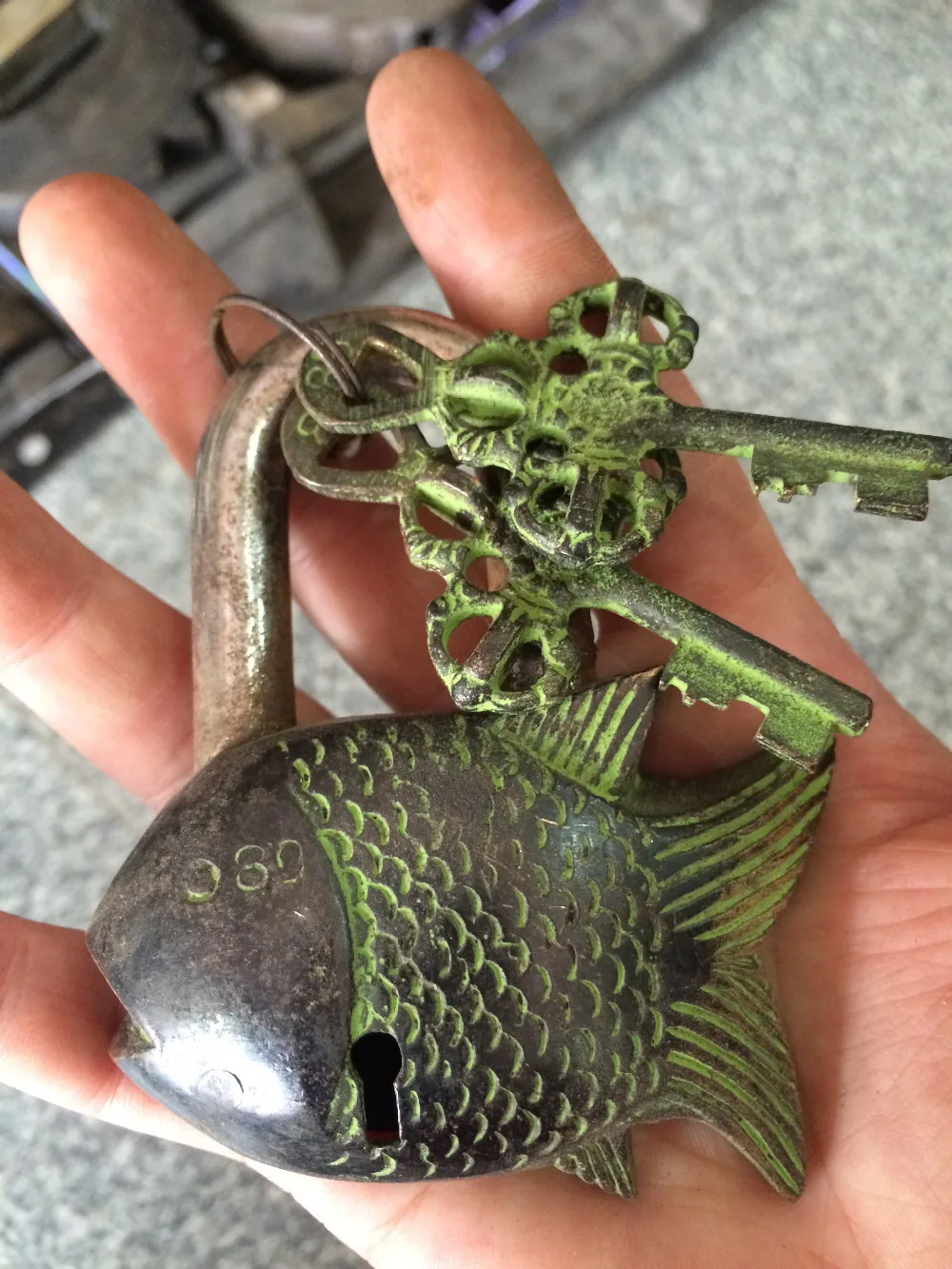 Большой латунный резной замок Статуэтка рыбы с 2 ключами в старом китайском стиле