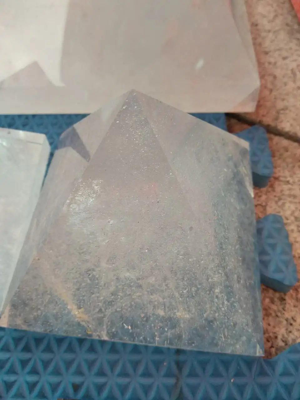 

1000g Natural Clear Quartz crystal pyramid healing fengshui crystals