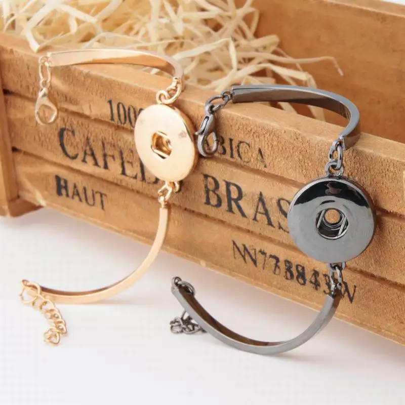 Простой браслет из сплава 3 цвета золото/серебро/черный с металлической