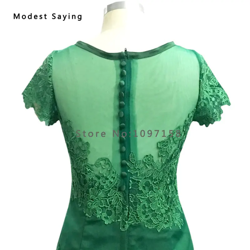 Элегантное темно зеленое кружевное платье футляр с коротким рукавом для матери