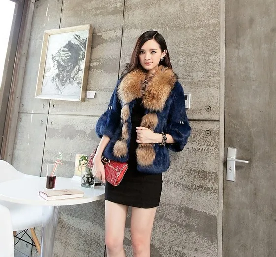 Женская короткая куртка из натурального кроличьего меха с воротником енота