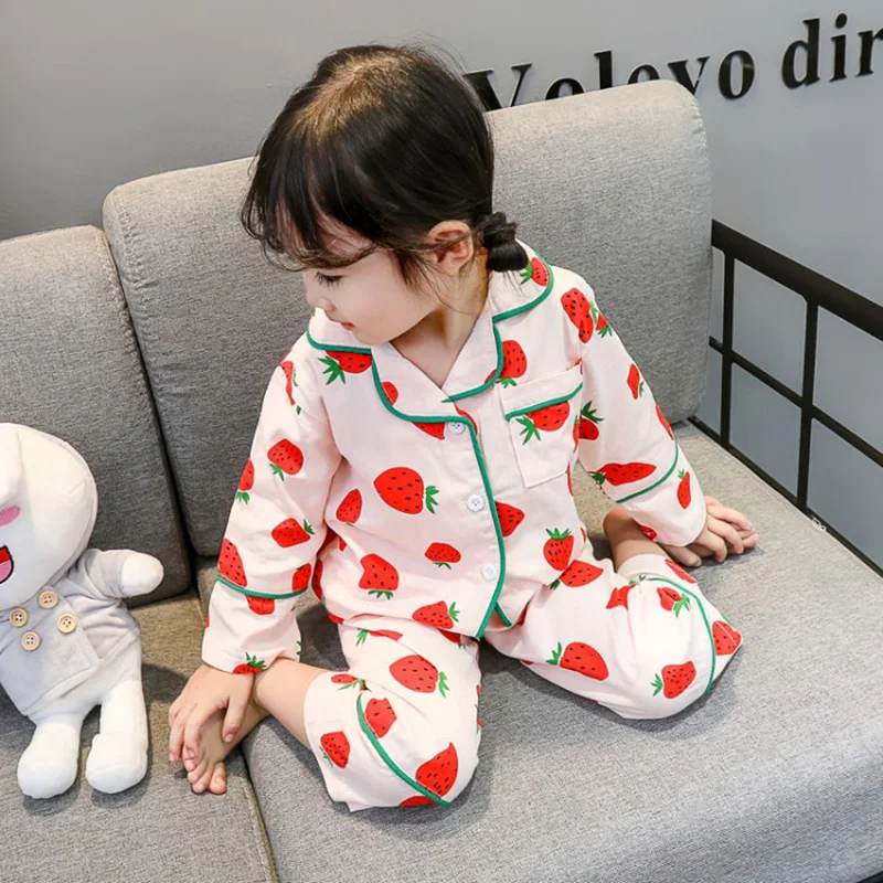 Весенне летний хлопковый пижамный комплект для девочек домашняя одежда малышей детская сна с клубничным