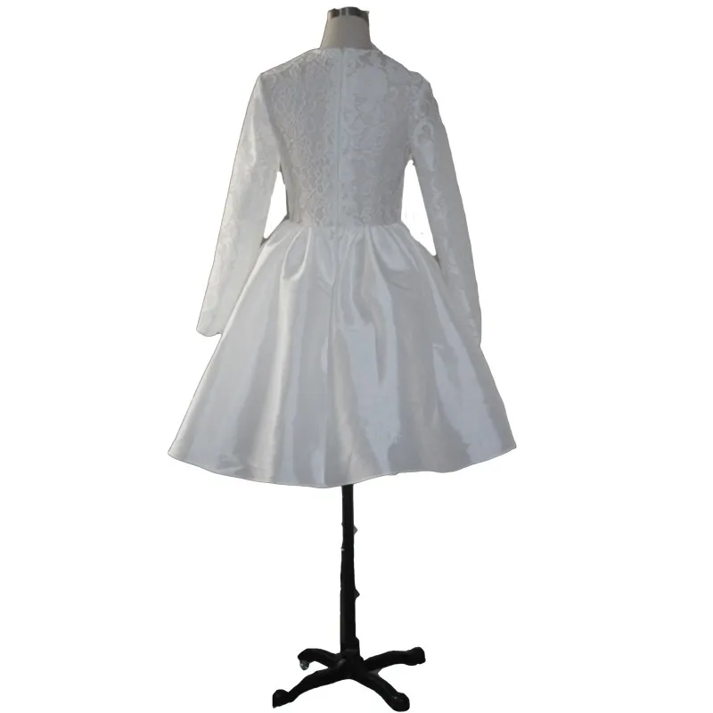 С круглым вырезом белого цвета с длинными рукавами платье для выпускного вечера