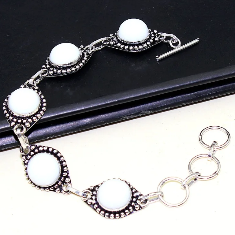 Серебристый браслет с белым опалом покрытый медью 21 см B0524