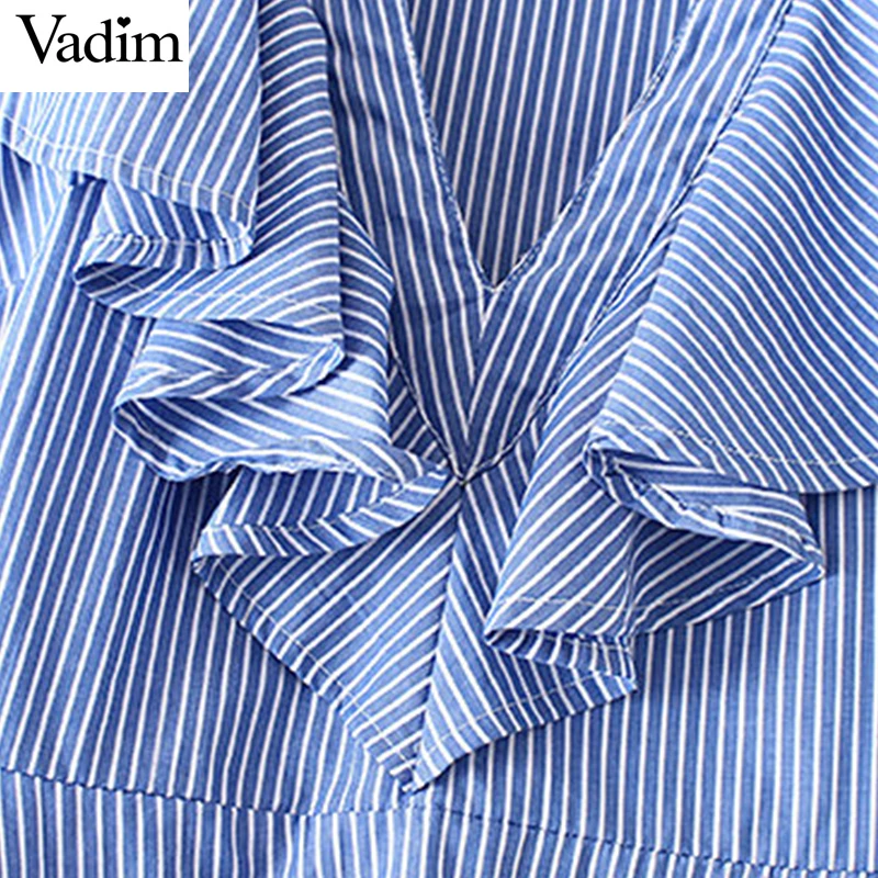 Женская блузка с коротким рукавом в полоску треугольным вырезом и поясом