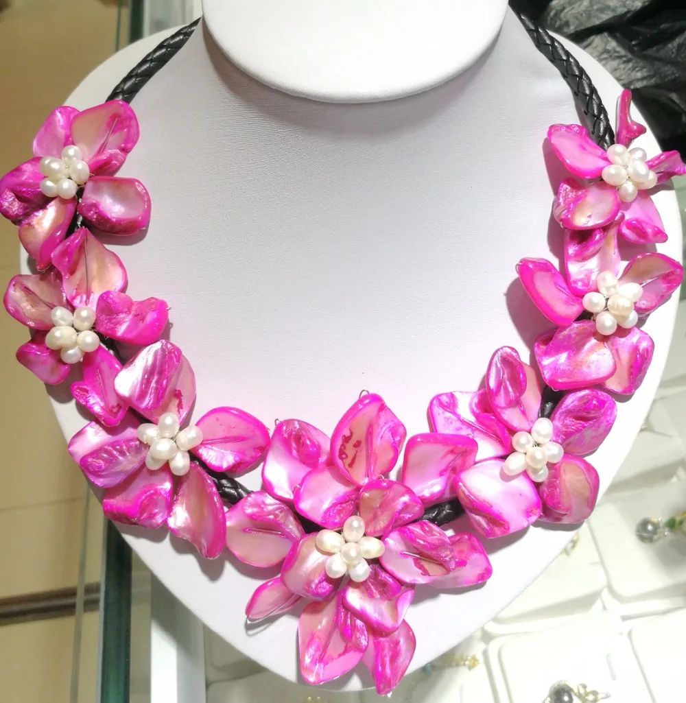 Женский ювелирный изделие "Подвеска из 7 глубокорозовых цветов, белая жемчужина пресноводной бижутерный ожерелье, изготовленное из раковин, черная кожаная веревка 45 см 18 дюймов"