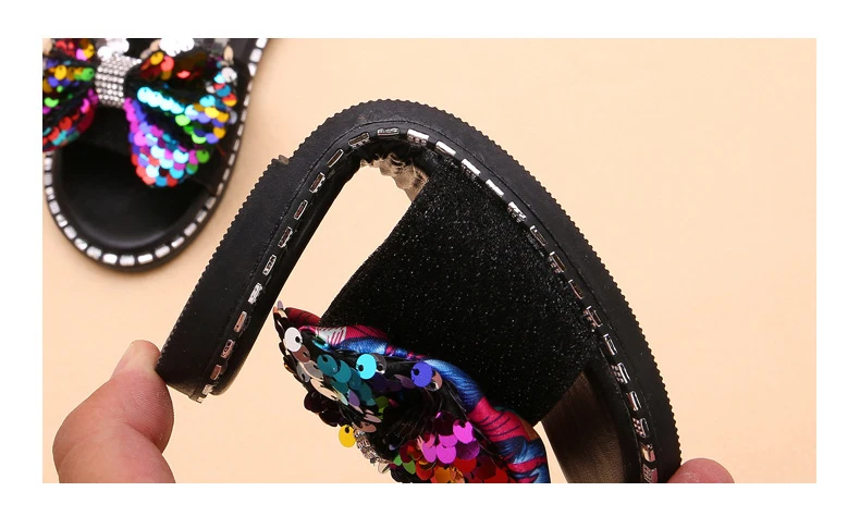 Модные шлепанцы с блестками и бантом для девочек; обувь принцессы со стразами; Детские пляжные шлепанцы; сандалии для девочек; Нескользящие мягкие детские тапочки на плоской подошве