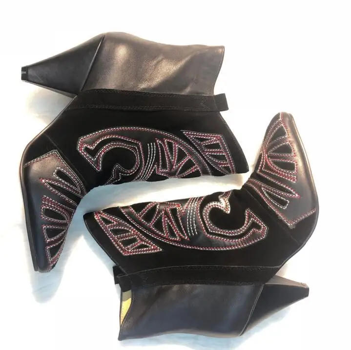 Женские ботинки на танкетке с заостренным носком и вышивкой черные красные