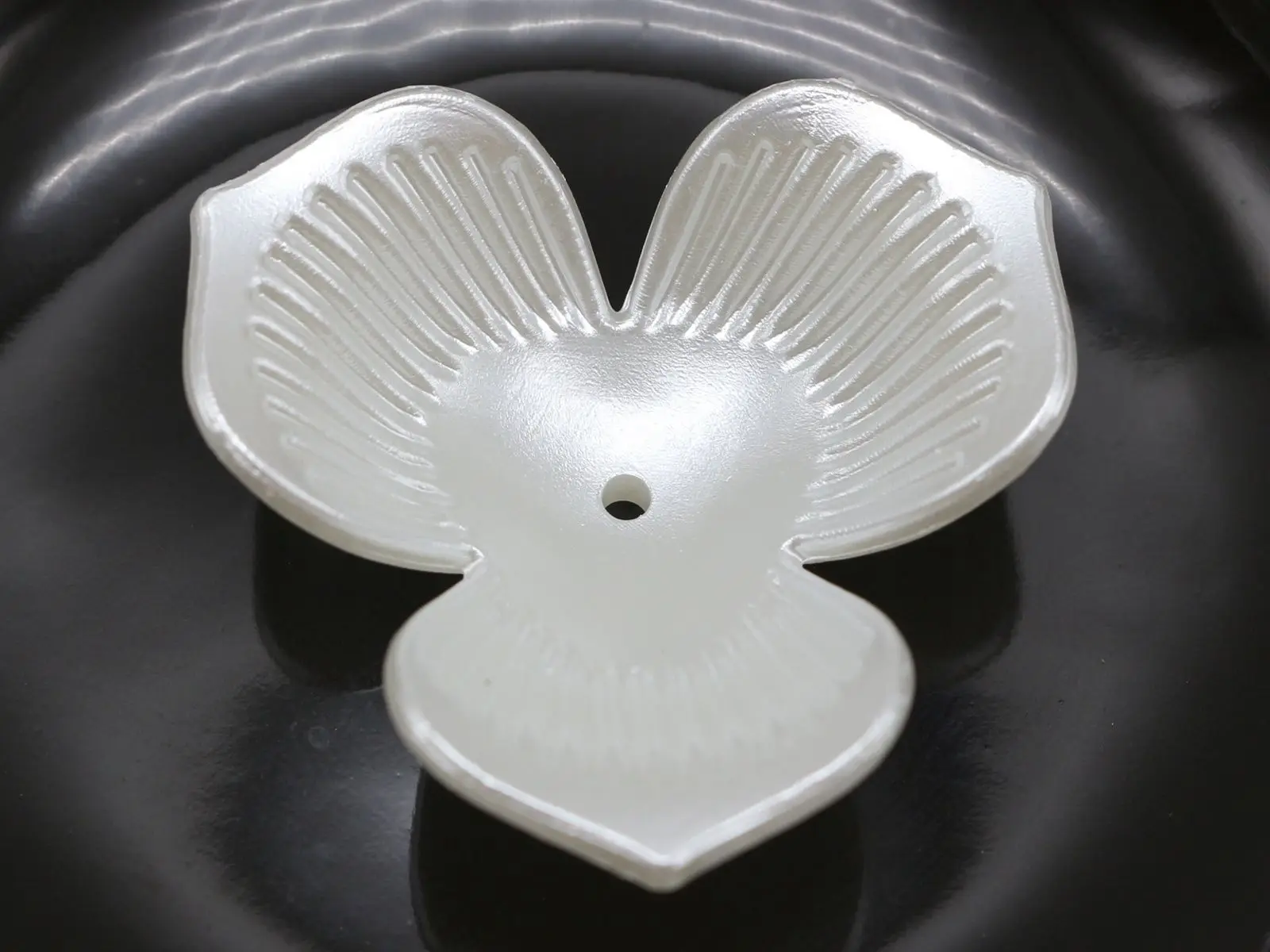 

25 Ivory Acrylic Large Pearl Flower Beads Cap 35mm Center Hole Sewing Craft