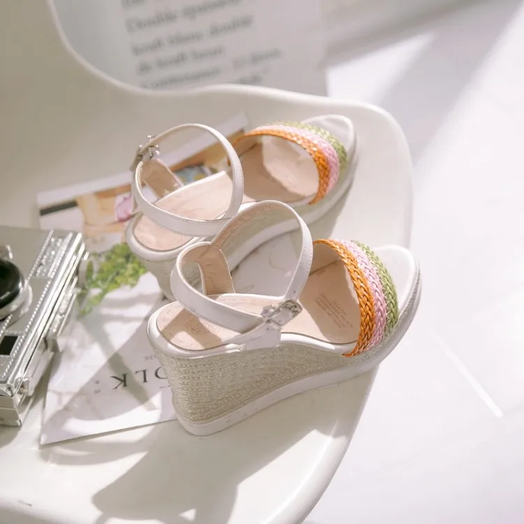 Сандалии женские на танкетке плетеные туфли с поролоновыми вставками