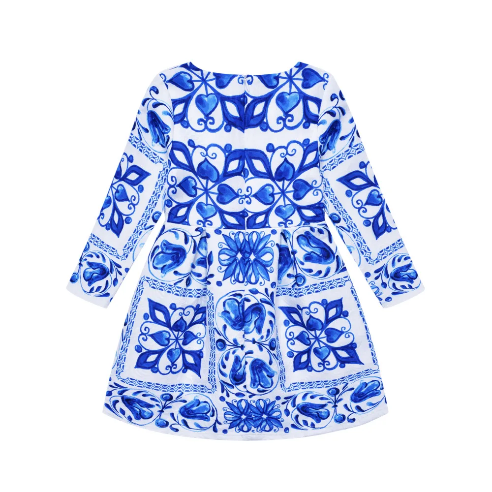 С элегантным бело-голубым фарфоровым принтом большие размеры платье
