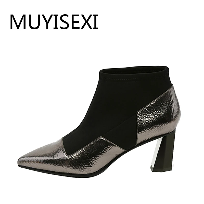 Женские ботильоны с металлическим украшением обувь острым носком на высоком