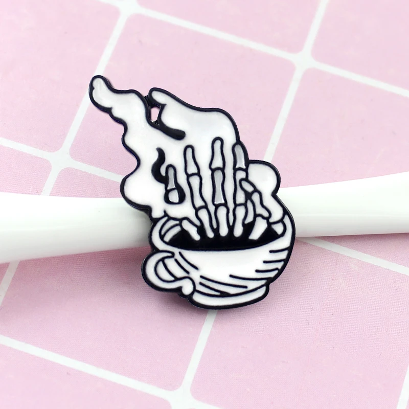 Неоготическая брошь в виде кофейной чашки со скелетом для разбуждения мёртвых