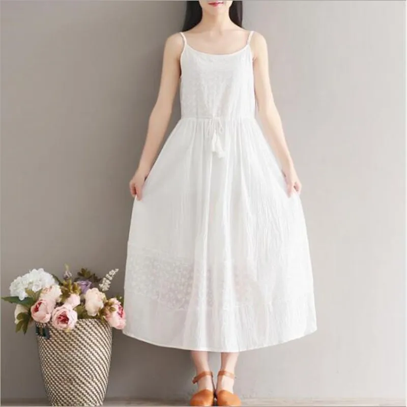 Женское длинное платье на бретельках белое хлопковое льняное с вышивкой без