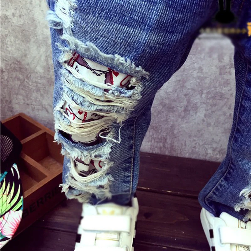 Новинка 2019 года джинсы для маленьких девочек и мальчиков модные рваные детские 1-7