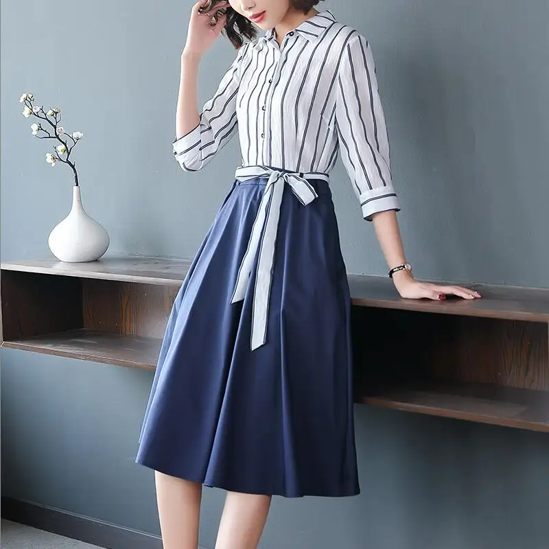 Женское платье с рукавами три четверти в полоску отложным воротником и бантом