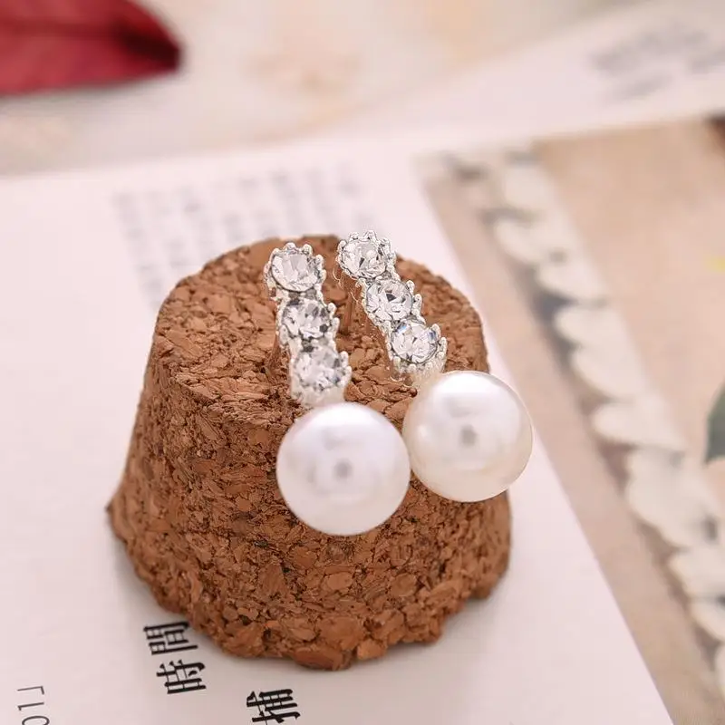 Женские компактные серьги гвоздики из сплава с кристаллами и стразами